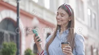 <strong>漂亮</strong>时尚的白种人年轻女孩的<strong>头像</strong>，带着头巾，用她的智能手机和微笑拿着一张纸
